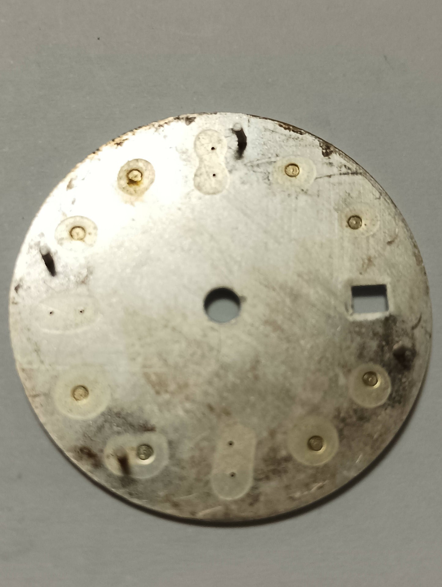 Quadrante anonimo di colore bianco e indici a palettoni, diametro 28,50 mm.piedini apre 22,59+14,10+17,50+20,10pi