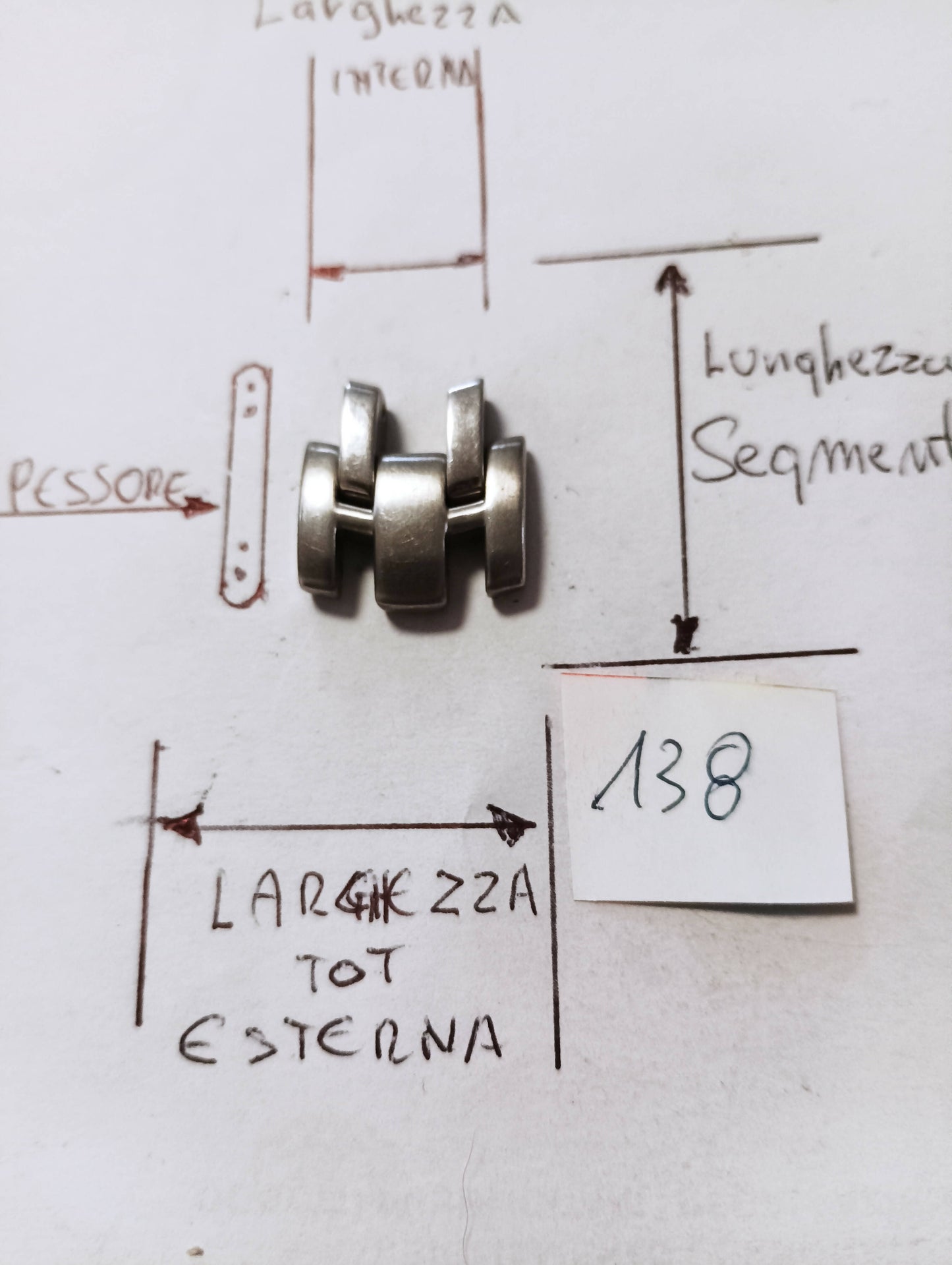 Maglia aggiuntiva per bracciale color acciaio dalle dimensioni di 18 mm. Larghezza esterna e 11,3 larghezza interna , spessore 4,3 mm. Lunghezza segmento 19 mm.