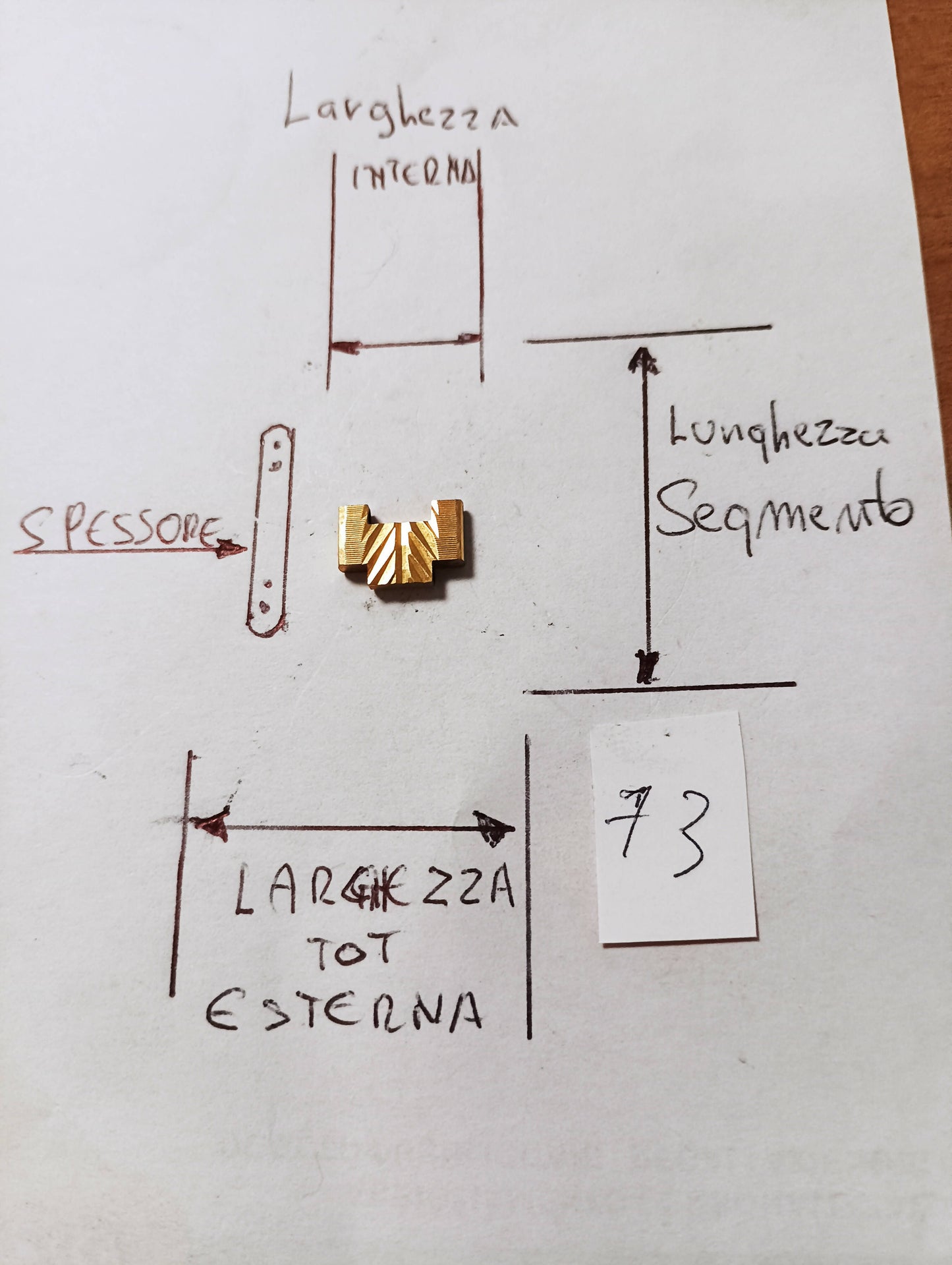 Maglia aggiuntiva per bracciale color oro delle dimensioni di 11,88 m.m. di larghezza massima e di 5,97 m.m. di minima spessore 2,34 m.m. larghezza Segmento 6 m.m.