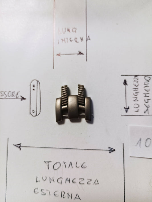 Maglia aggiuntiva per bracciale color acciaio satinato,dalle dimensioni di larghezza esterna 18 m.m. e di minima interna 11,36 m.m. spessore 4,32 m.m. lunghezza segmento 13 m.m.