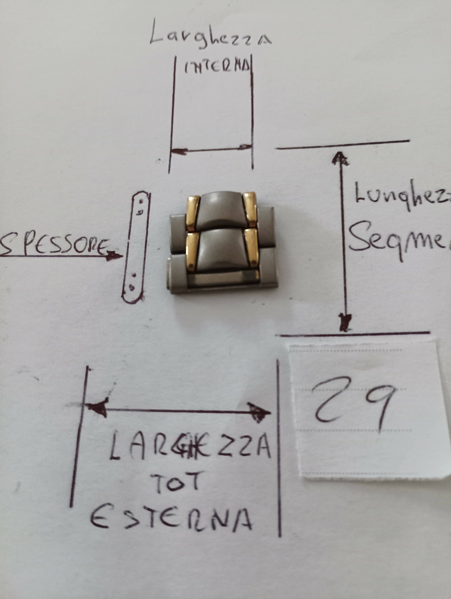 Maglia aggiuntiva per bracciale color acciaio opaco e oro delle dimensioni di 18,51m.m. larghezza totale esterna , larghezza interna 12,01m.m. spessore 4 m.m. lunghezza segmento 6,8