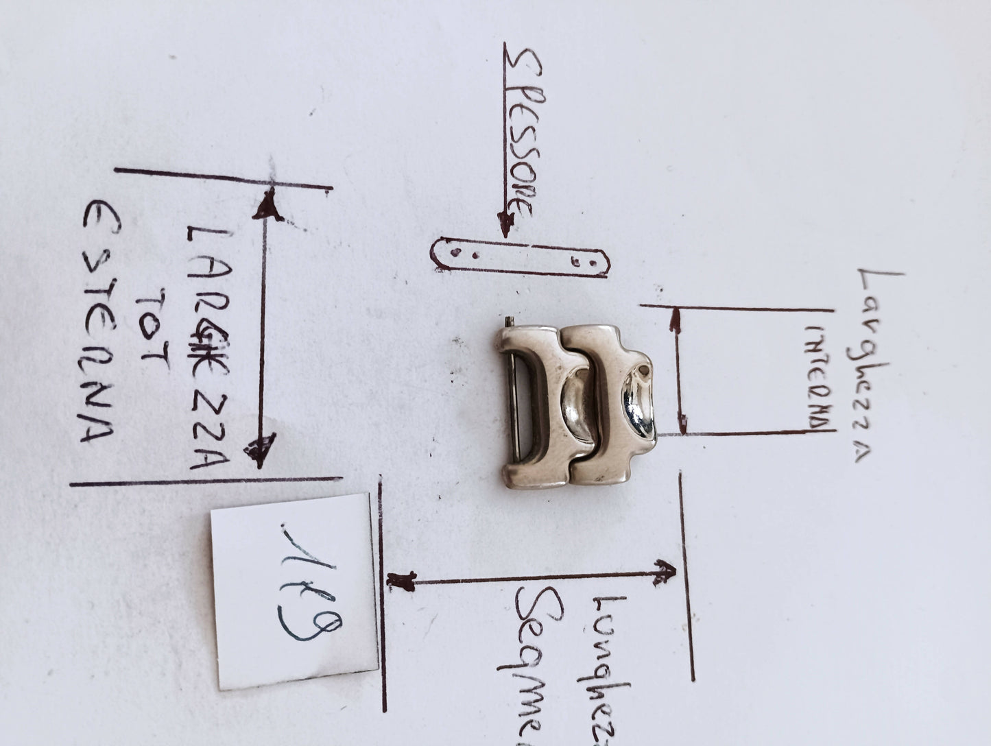 Maglia aggiuntiva per bracciale color acciaio, dalle dimensioni di 18,19.m.m.di larghezza esterna e 12 m.m. larghezza interna spessore 4 m.m.lunghezza aglia 11,40 m.m.