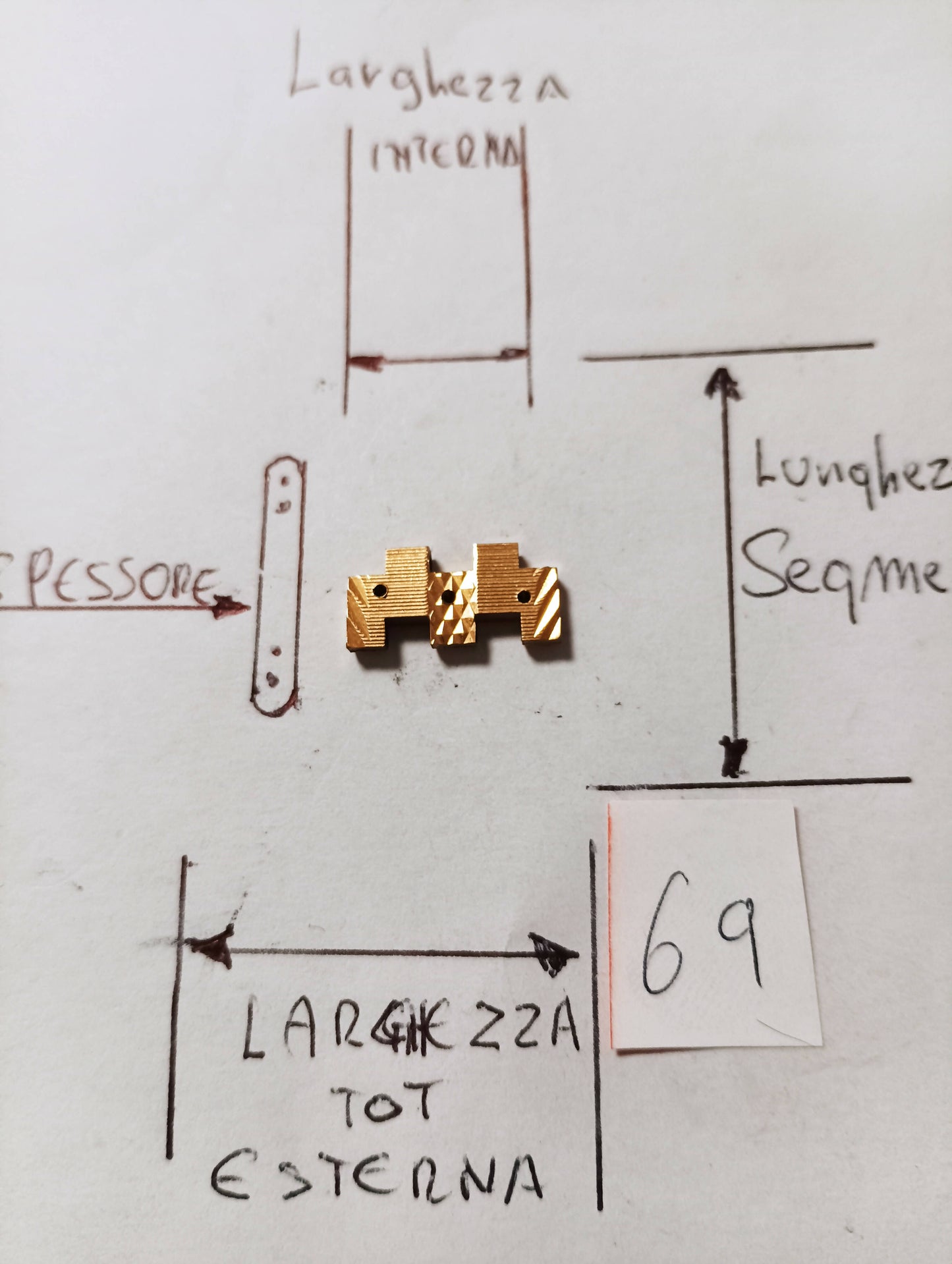 Maglia aggiuntiva per bracciale color oro delle dimensioni di 16,47 m.m. di larghezza massima e di minima 10,44 m.m. spessore 2,36 m.m. larghezza Segmento 5,88 m.m.