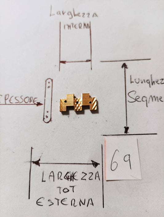 Maglia aggiuntiva per bracciale color oro delle dimensioni di 16,47 m.m. di larghezza massima e di minima 10,44 m.m. spessore 2,36 m.m. larghezza Segmento 5,88 m.m.