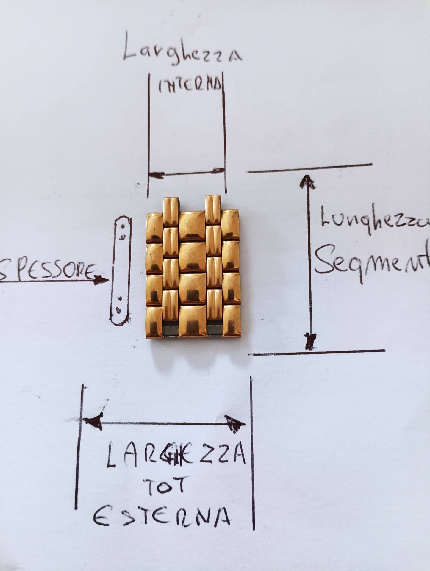 Maglia aggiuntiva per bracciale color oro con n 4 segmenti dimensioni 17,61 m.m. larghezza totale esterna, interna 5,33 m.m. spessore 2,97 lunghezza segmento 6,02.