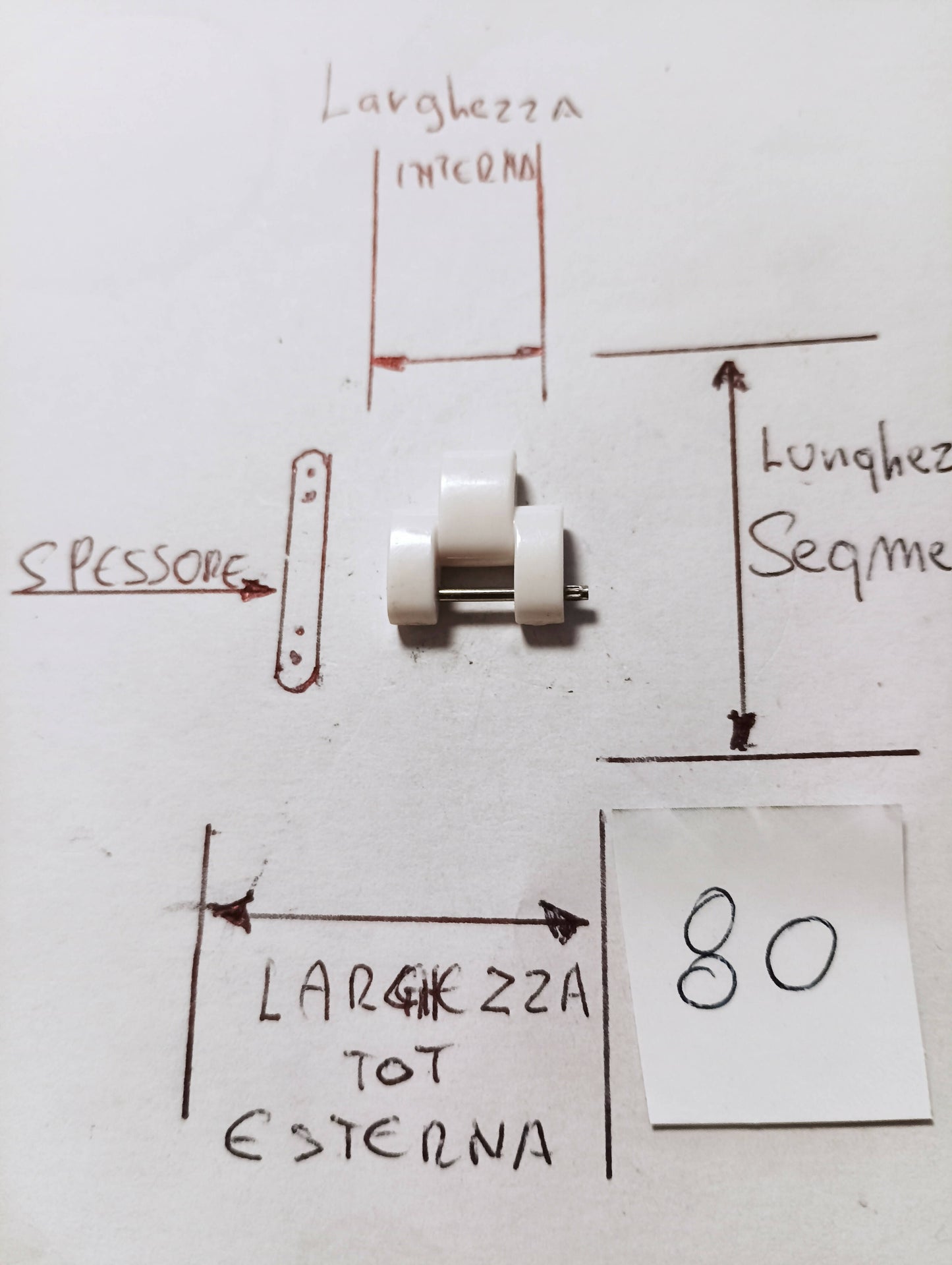 Maglia aggiuntiva per bracciale color bianco in materiale sintetico dalle dimensioni di 13,92 m.m. di larghezza massima esterna e di minima interna 6,16 m.m. spessore 4,53 larghezza Segmento 9,80 m.m.