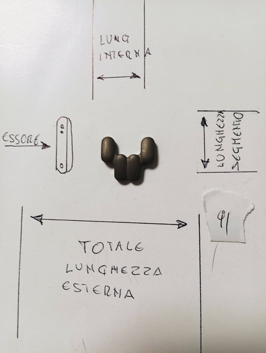 Maglia aggiuntiva per bracciale color grigio scuro dalle dimensioni di 18,10m.m. larghezza esterna e di larghezza interna 8,71m.m. spessore 3,34 m.m. lunghezza segmento 9,6m.m.