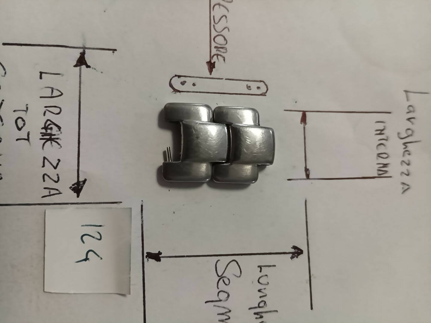 Maglia aggiuntiva per bracciale color acciaio dalle dimensioni di 16 m.m. larghezza esterna 8,1 m.m. larghezza interna spessore 4m.m. lunghezza segmento 14,5 .