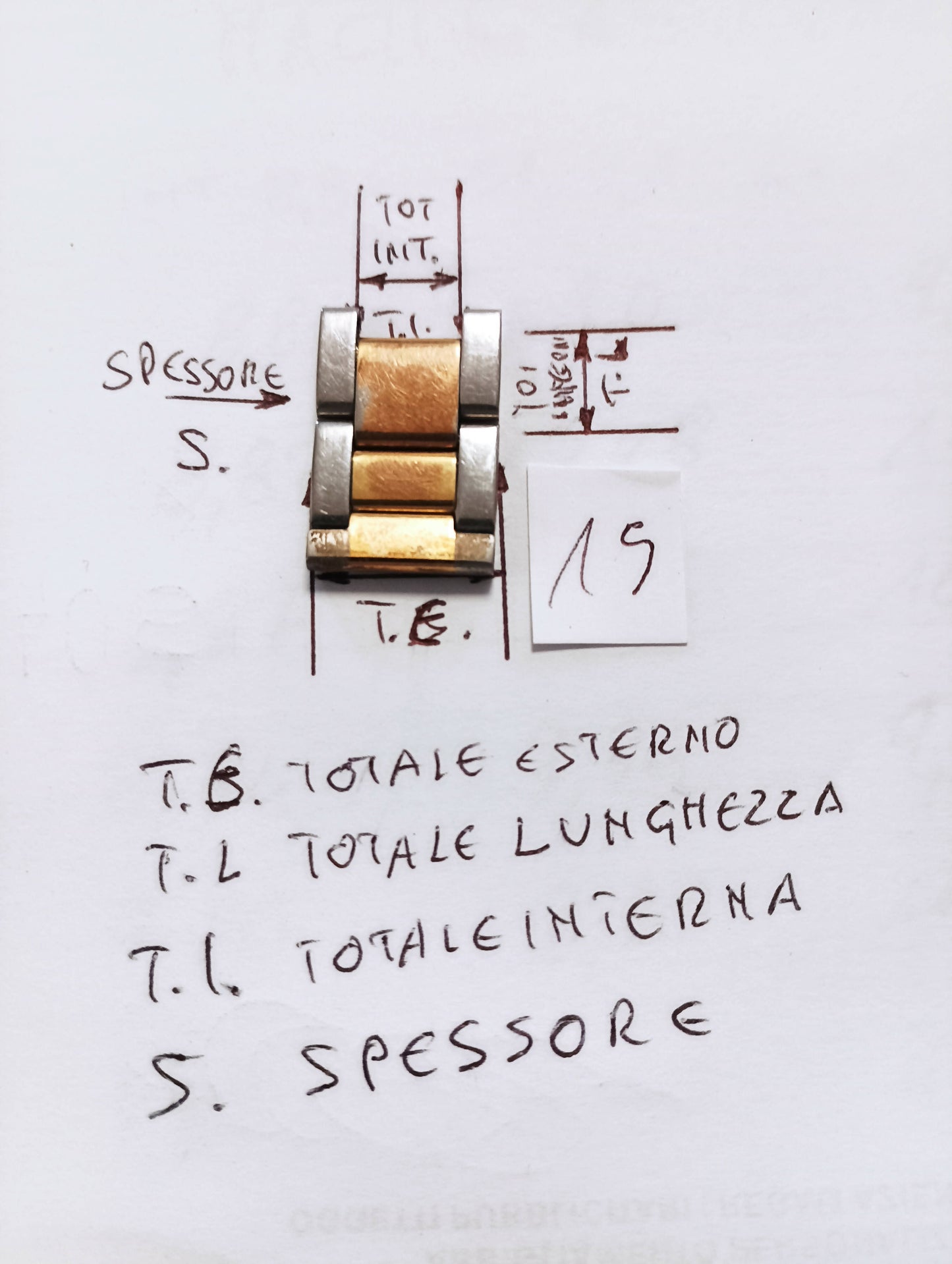 Maglia aggiuntiva per bracciale composta da tre pezzi , dimensioni 15,83 larghezza totale esterna interna 8,95 m.m. spessore 2,5 m.m. lunghezza segmento 5,6 m.m.