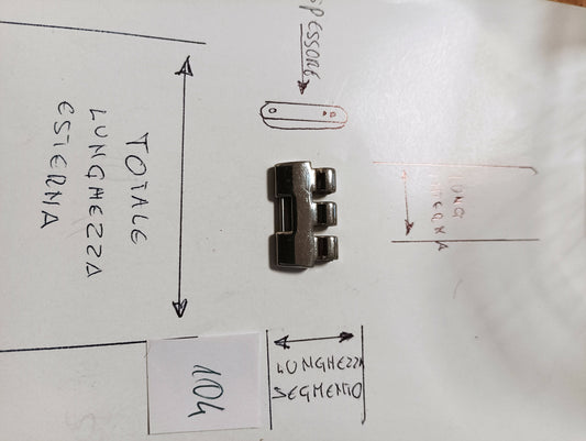 Maglia aggiuntiva per bracciale color acciaio, dalle dimensioni di 22,28m.m. e minima di 7,09 m.m. spessore 4,6 m.m. larghezza massima segmento 13 m.m.