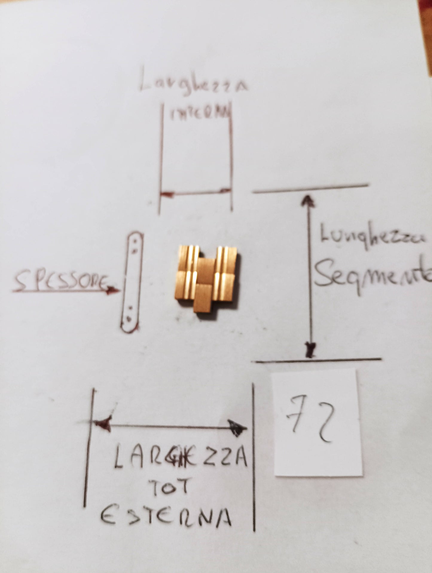 Maglia aggiuntiva per bracciale color oro con due Segmenti delle dimensioni di 11,60 m.m. di larghezza massima e di minima 3,43 m.m. spessore 2,15 lunghezza segmento 5,55.