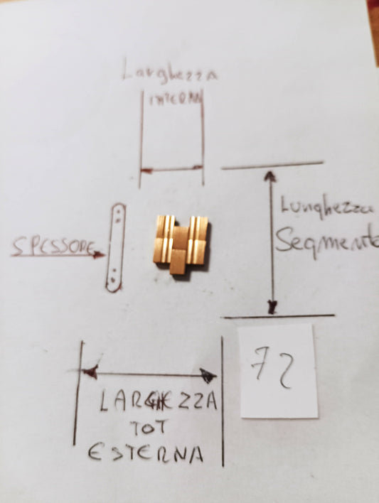 Maglia aggiuntiva per bracciale color oro con due Segmenti delle dimensioni di 11,60 m.m. di larghezza massima e di minima 3,43 m.m. spessore 2,15 lunghezza segmento 5,55.