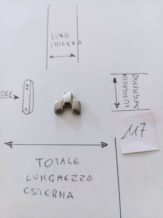 Maglia aggiuntiva per bracciale color acciaio e cromo, dalle dimensioni di 13,9m.m. larghezza esterna e larghezza interna 4,5 m.m. spessore 4,1 m.m. lunghezza segmento 10,68 m.m.