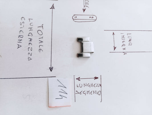 Maglia aggiuntiva per bracciale color acciaio dalle dimensioni di 15,95 larghezza esterna e con 8,8 m.m. larghezza interna spessore 2,58 m.m. lunghezza segmento 13,51 m.m.