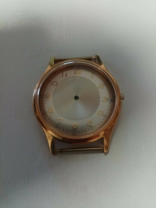 Cassa vintage Nos , del diametro esterno di 37,17 m.m.Dial quadrante interno 31,5 m.m. Anse da 19 placcata oro G 20 micron SAD ,quadrante co indici colori oro solo tempo.