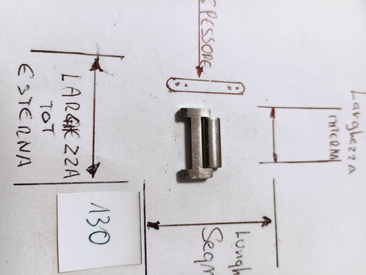 Maglia aggiuntiva per bracciale color acciaio dalle dimensioni di 18 larghezza esterna e 13,8 m.m. interna spessore 2,24 m.m. lunghezza segmento 10,5 m.m.