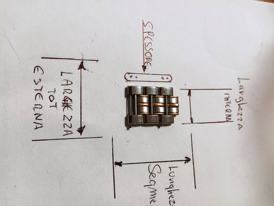 Maglia aggiuntiva per bracciale color acciaio e oro delle dimensioni massima 15,77m.m. e 8,25 m.m. minima, spessore 2,58 m.m. lunghezza segmento 6,83 m.m.
