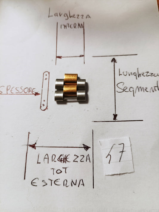 Maglia aggiuntiva per bracciale color acciaio e oro delle dimensioni di 15, 5 m.m. esterna massima, interna 6,69 m.m. spessore 3,15 m.m. lunghezza segmento 5,60 m.m.