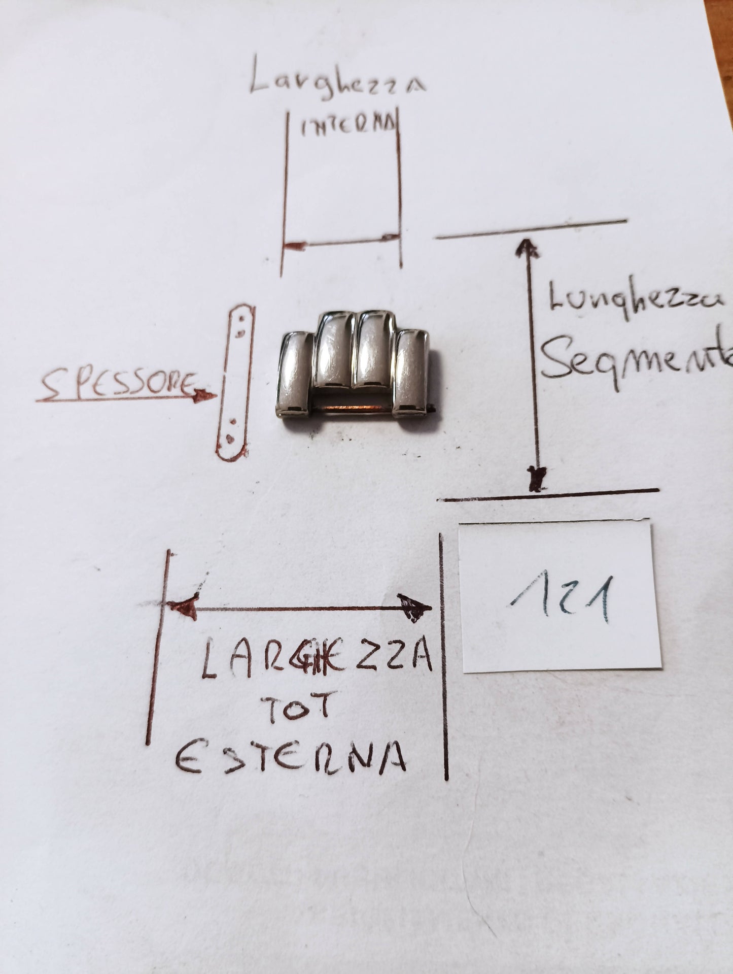 Maglia aggiuntiva per bracciale color acciaio dalle dimensioni di 17,9 m.m larghezza esterna e larghezza interna 9,4 m.m. spessore 3,69 m.m. lunghezza segmento 23,51 m.m.