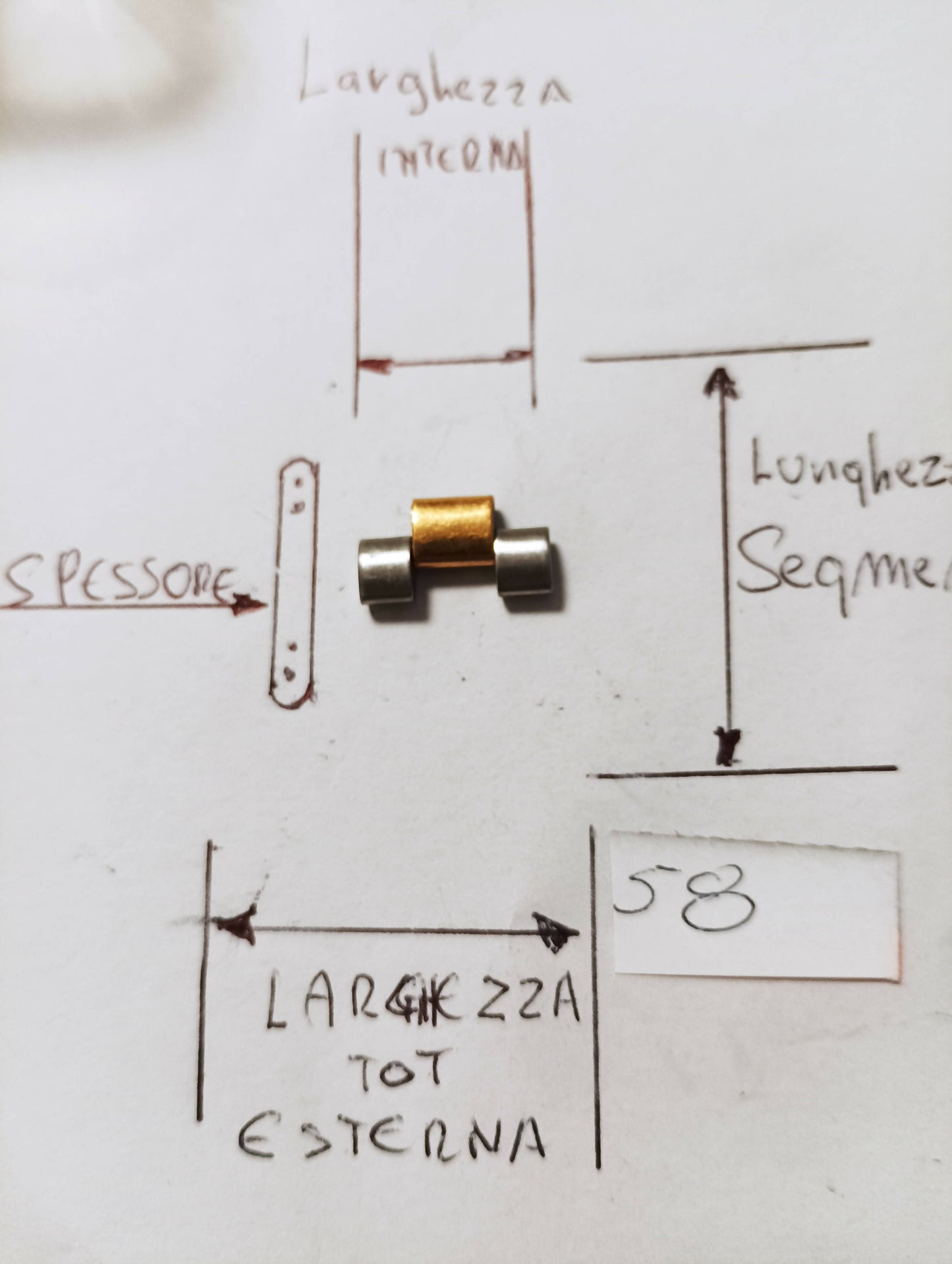 Maglia aggiuntiva per bracciale color acciaio e oro delle dimensioni di 16,0m.m. larghezza totale massima e di minima 6,72 m.m. spessore 3,13 m.m. larghezza segmento 5,65 m.m.