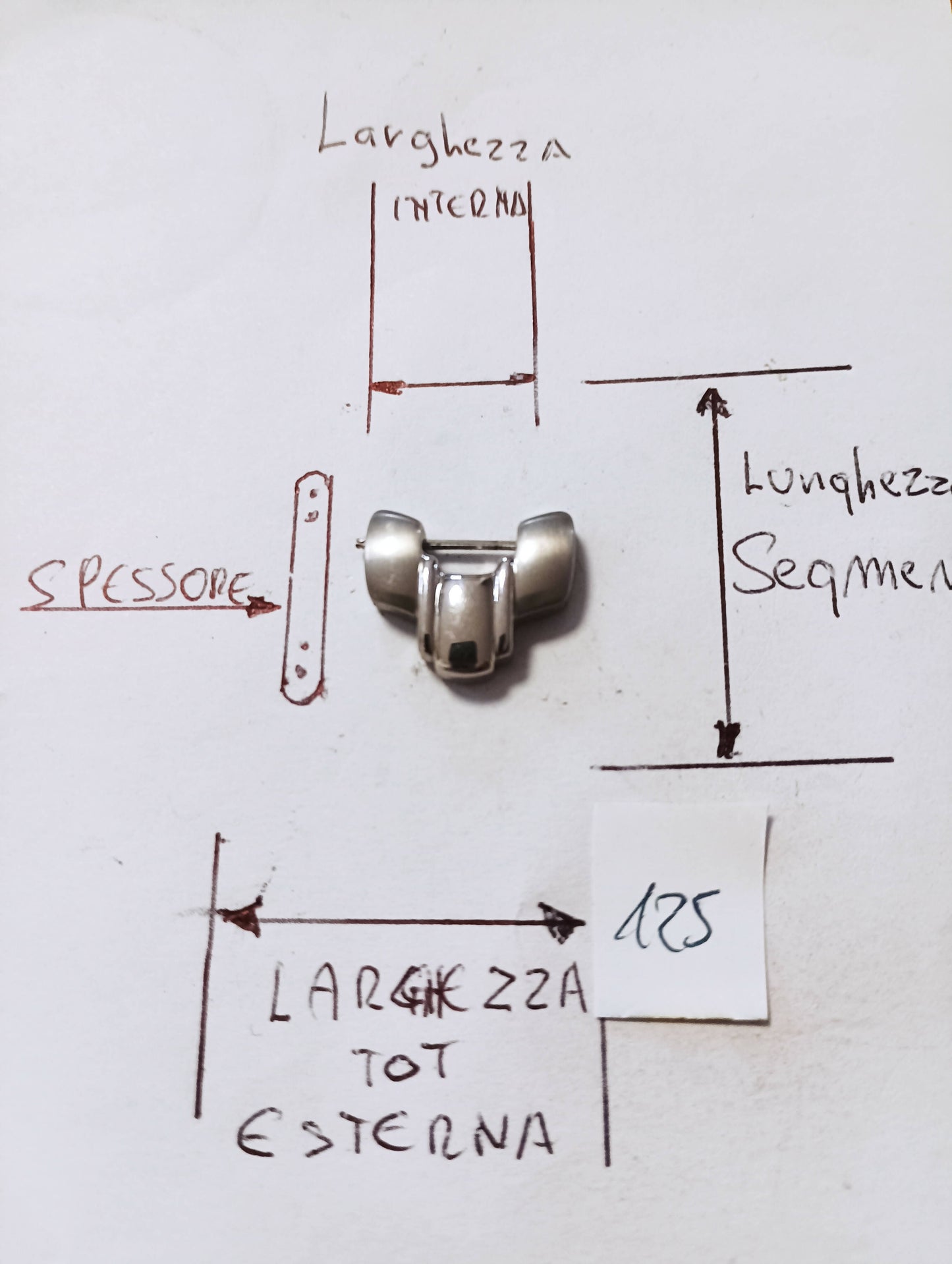 Maglia aggiuntiva per bracciale color acciaio dalle dimensioni di 18 m.m larghezza esterna e 7,9m.m. larghezza interna spessore 4 m.m. lunghezza segmento 14,9 m.m.