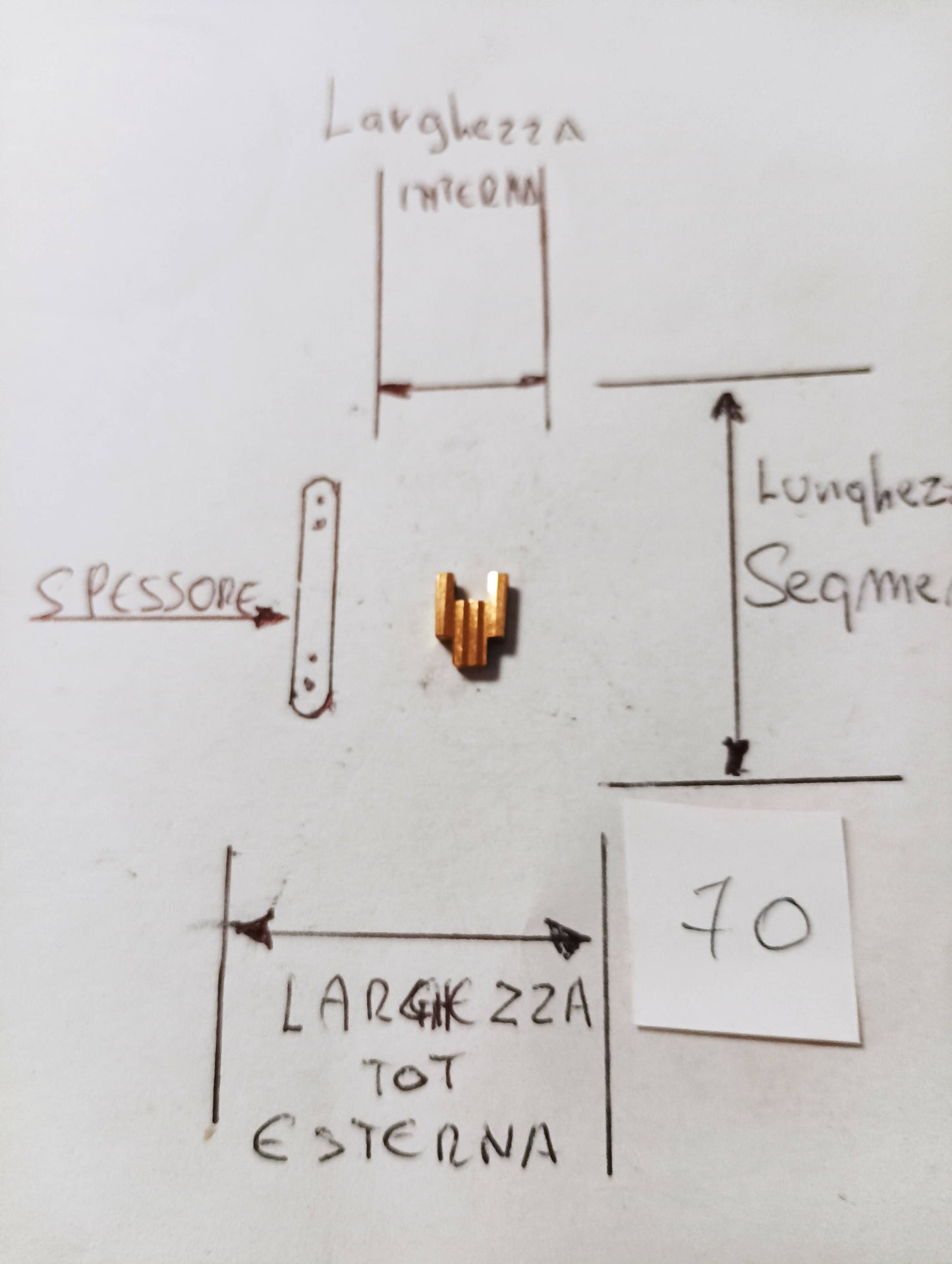 Maglia aggiuntiva per bracciale color oro delle dimensioni di 6,20 m.m. di larghezza massima e di 2,94 m.m. di minima spessore 2,35 m.m. larghezza Segmento 5,67 m.m.