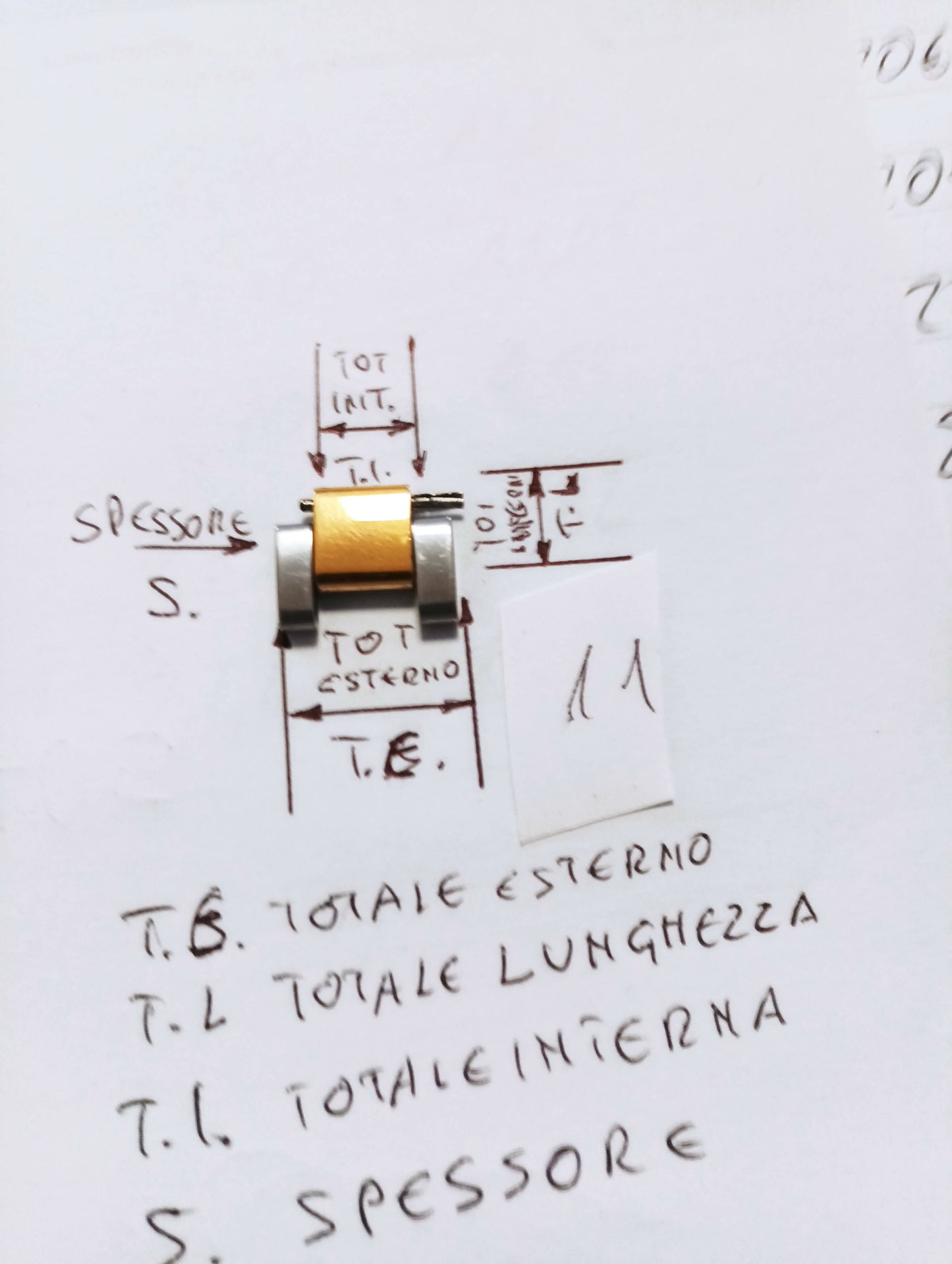 Maglia aggiuntiva per bracciale color acciaio e oro delle dimensioni di: 13,88m.m. larghezza totale esterna, 5,8m.m larghezza interna, spessore 2,3m.m. lunghezza segmento 11.0