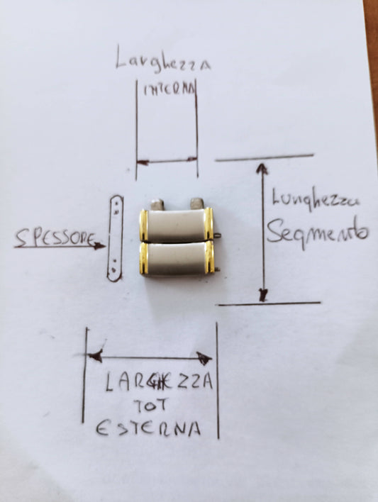 Maglia aggiuntiva per bracciale color acciaio e oro delle dimensioni di 18,74m.m. larghezza totale esterna e 6,66 m.m. interna, spessore 3,73 m.m. lunghezza segmento 7,9m.m.