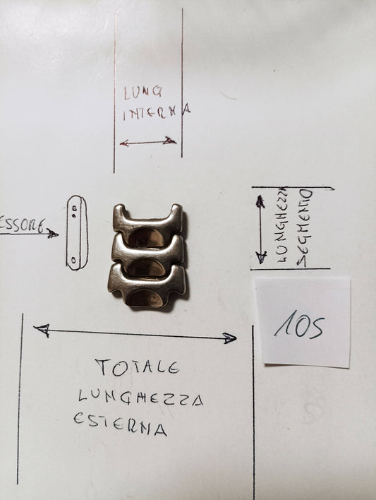 Maglia aggiuntiva per bracciale color acciaio dalle dimensioni di 20 m.m. larghezza esterna e larghezza minima interna 11,80 m.m. spessore 4,0 m.m. lunghezza segmento 10,8 m.m.