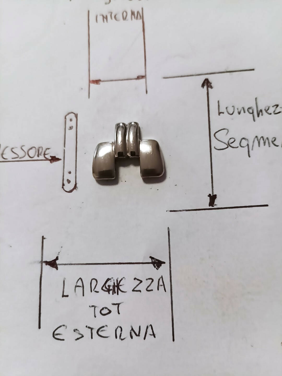 Maglia aggiuntiva per bracciale color acciaio dalle dimensioni di 17,9 m.m. larghezza esterna 6 m.m. larghezza interna, spessore 3,6 m.m. lunghezza segmento 14,6 m.m.