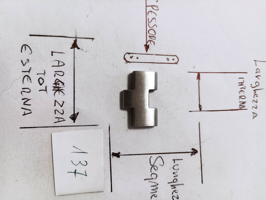 Maglia aggiuntiva per bracciale color acciaio dalle dimensioni di, 20 mm. larghezza esterna e 6,46 mm. larghezza interna, spessore 2,74 mm. Lunghezza segmento 12,9 mm.