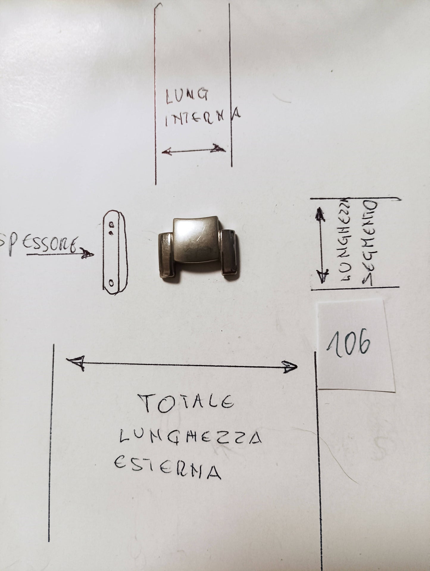 Maglia aggiuntiva per bracciale color acciaio dalle dimensioni di 17,83 m.m di larghezza esterna massima e di interna 10,39 m.m. spessore 4,67 m.m. lunghezza segmento 13,44m.m.