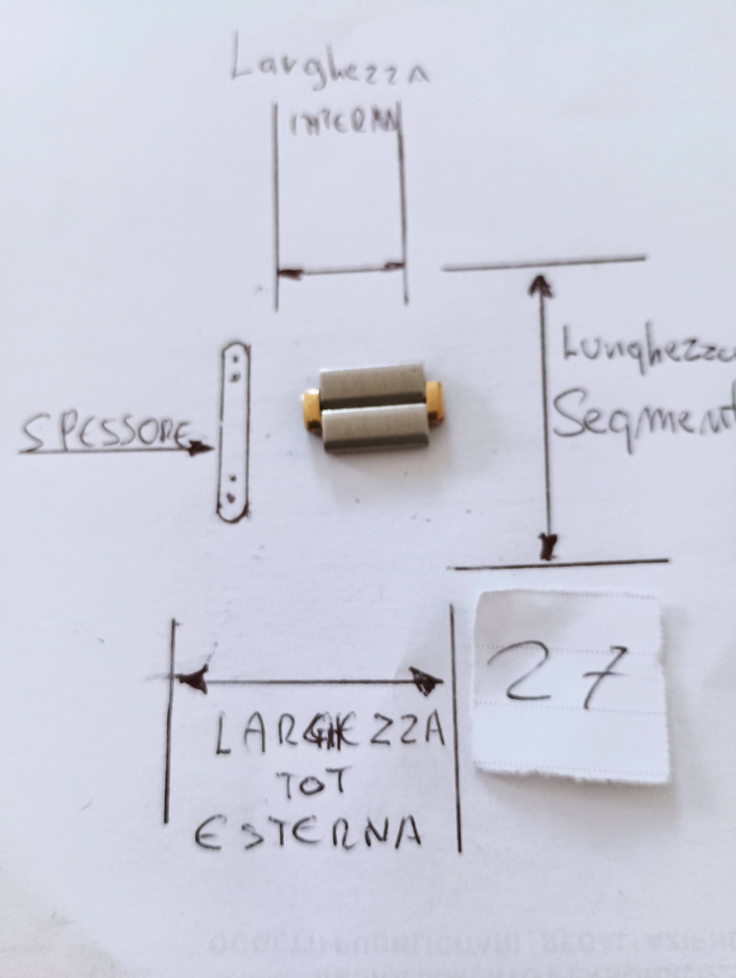 Maglia aggiuntiva per bracciale color acciaio e oro con dimensioni di 16,02 m.m. larghezza totale esterna, interna 12,01 spessore 2,32 m.m.lunghezza segmento 5m.m.