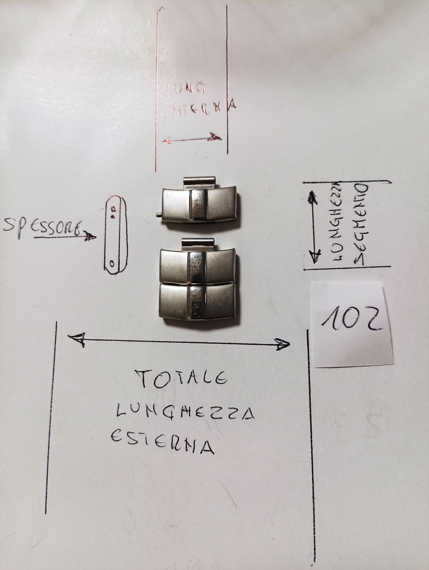 Maglia aggiuntiva per bracciale color acciaio, dalle dimensioni di 18 m.m. di larghezza esterna e di 7,67 m.m larghezza interna spessore 4,55 m.m. lunghezza segmento 7,95 m.m .