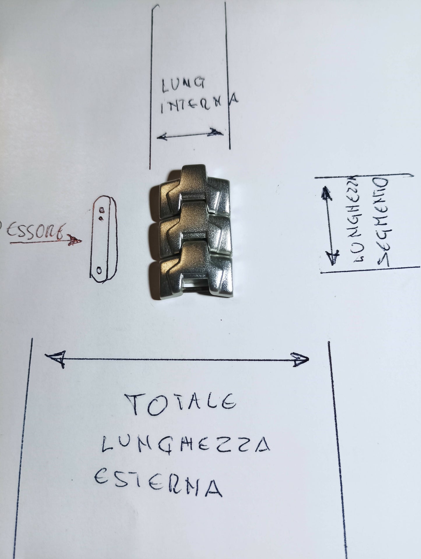 Maglia aggiuntiva per bracciale color argento, marchio Sector, delle dimensioni di 14,96 m.m. larghezza esterna e larghezza interna 5,53 m.m. spessore 4,94 m.m. lunghezza segmento 8,07 m.m.