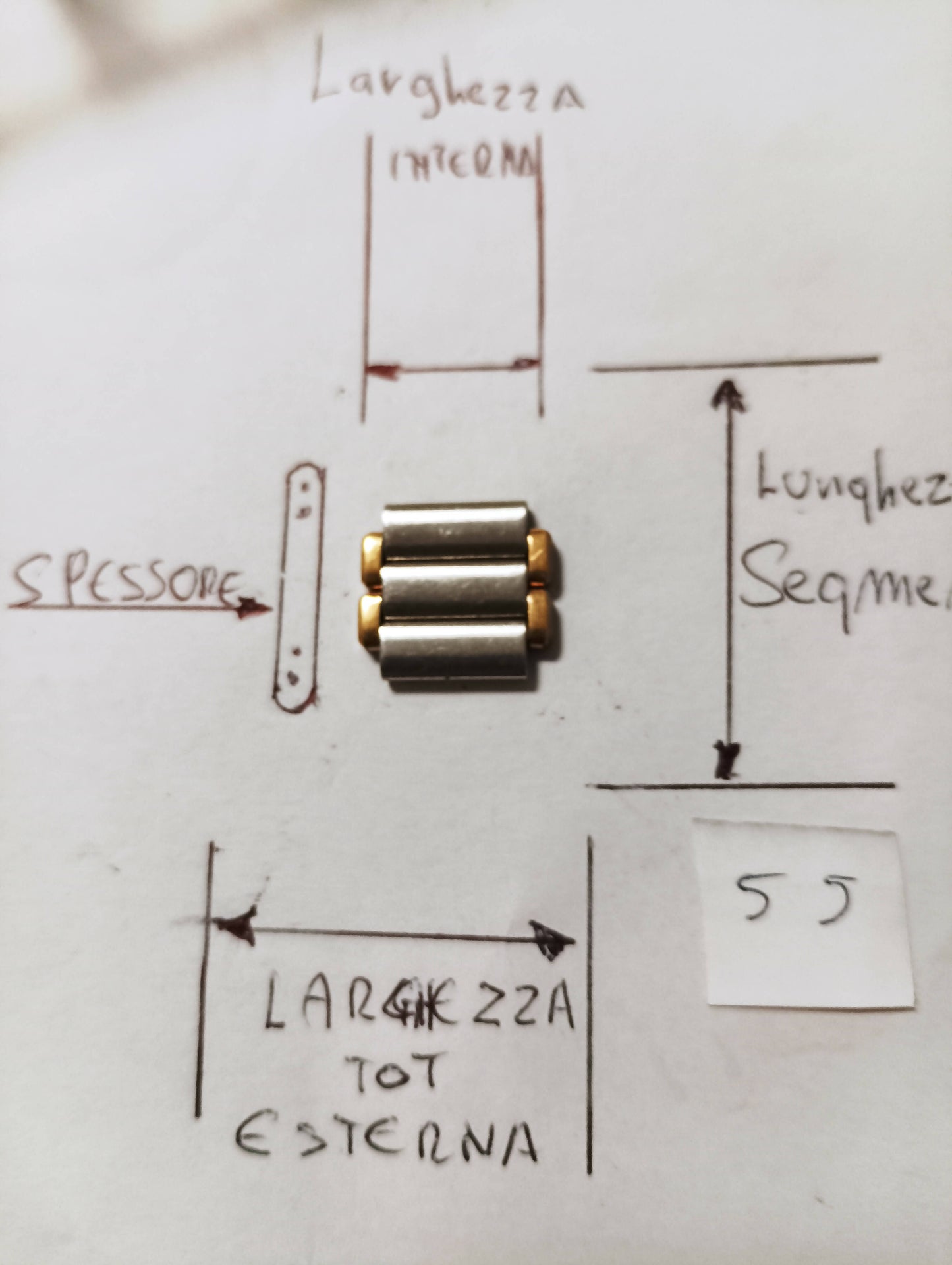 Maglia aggiuntiva per bracciale color acciaio e oro delle dimensioni di 15,90 m.m. massima esterna, interna 12 m.m. spessore 2,32 m.m. larghezza segmento 4,88.