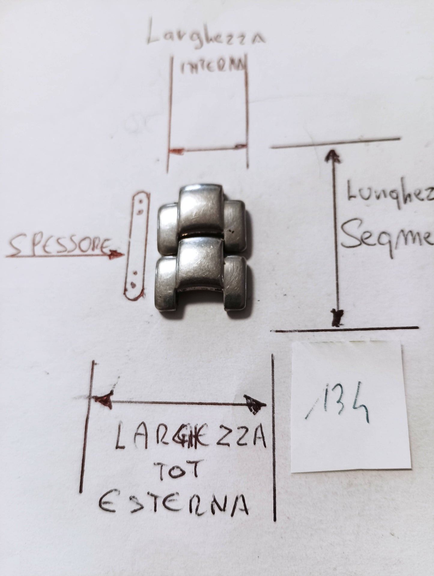 Maglia doppia aggiuntiva per bracciale color acciaio dalle dimensioni di 15,9 m.m. larghezza esterna e 7,9 m.m. larghezza esterna, spessore 3,9 mm. Lunghezza segmento 9,9 mm.