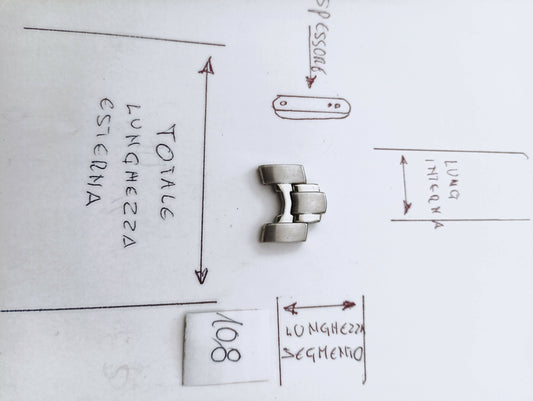 Maglia aggiuntiva per bracciale color acciaio e cromo, dalle dimensioni di 17,91 m.m. larghezza massima esterna e di 8,9 m.m. larghezza interna minima, spessore 3,60 m.m. lunghezza segmento 11m.m.