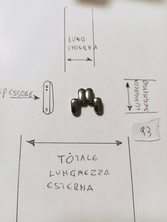 Maglia aggiuntiva per bracciale color cromo dalle dimensioni di 17,84m.m. di larghezza esterna e di 8,70m.m. di larghezza minima, spessore 3,4m.m. lunghezza segmento 15,96m.m.