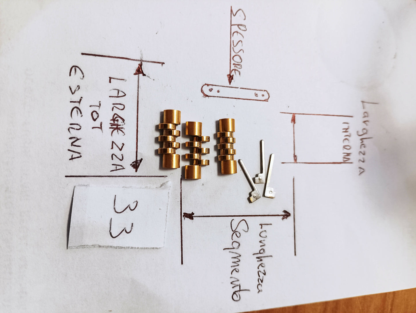 Maglia aggiuntiva per bracciale color oro delle dimensioni di 15,5 m.m. larghezza totale, interna 7,99 m.m. spessore 2,67 m.m. lunghezza segmento 4,77 m.m.