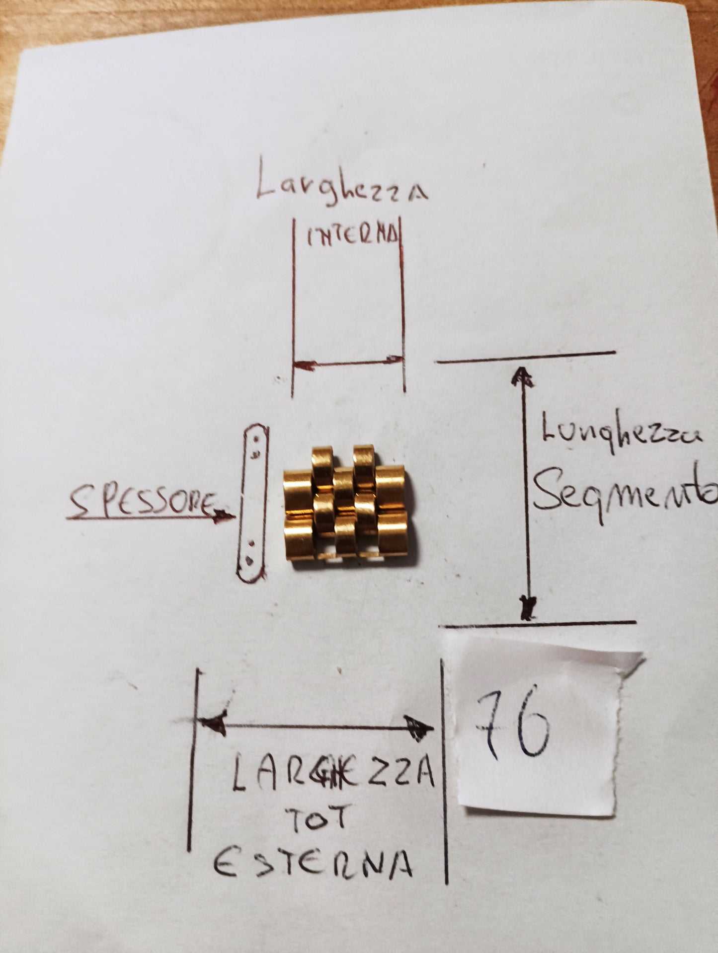 Maglia aggiuntiva per bracciale color oro dalle dimensioni di 16m.m. di larghezza massima e di minima 8,11m.m. spessore 3,57m.m. larghezza Segmento 6m.m.