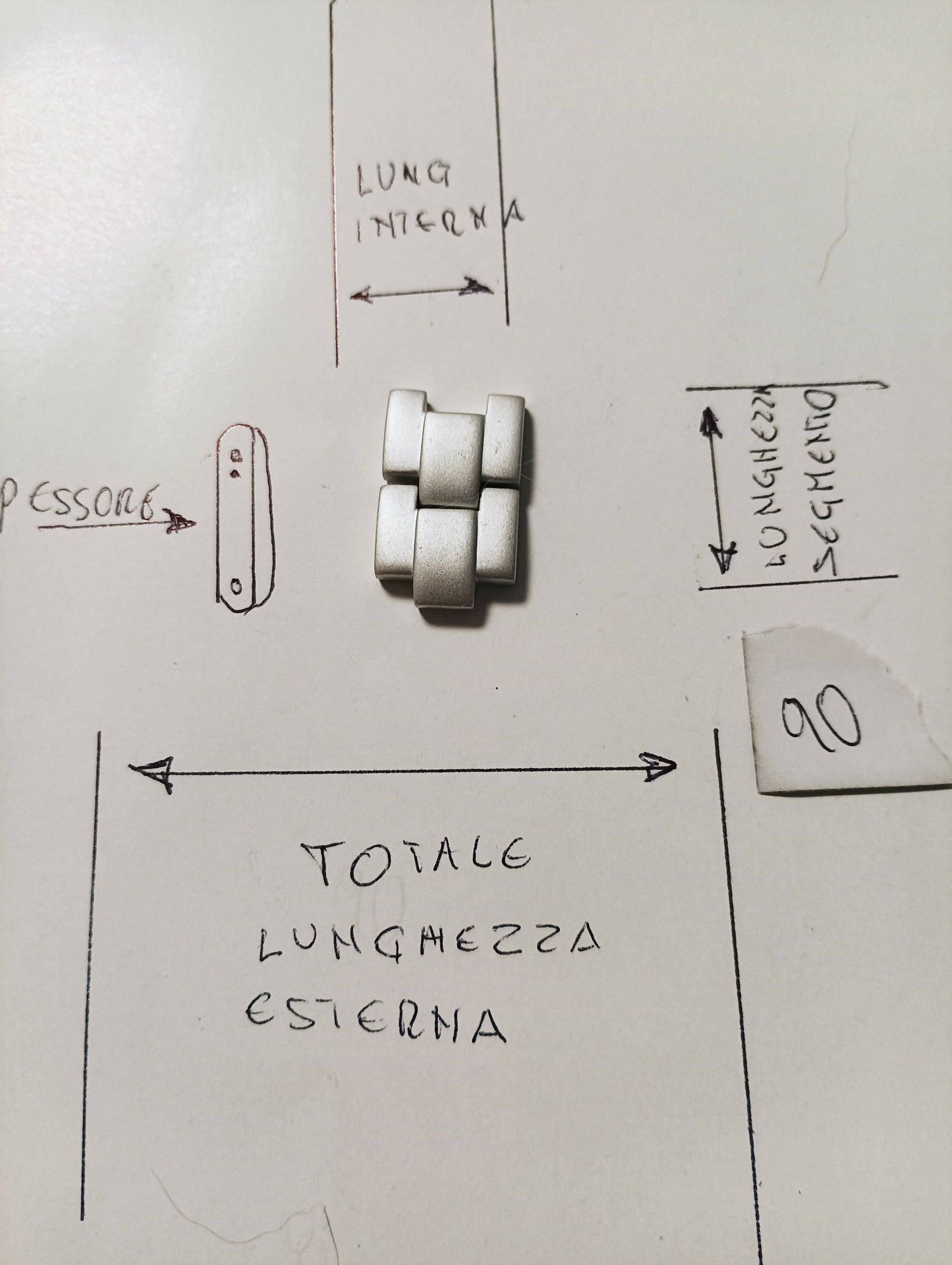 Maglia aggiuntiva per bracciale color argento, delle dimensioni di 14,04 m.m. larghezza esterna e larghezza interna 6,14m.m. spessore 4,3m.m. lunghezza segmento 6,97m.m.