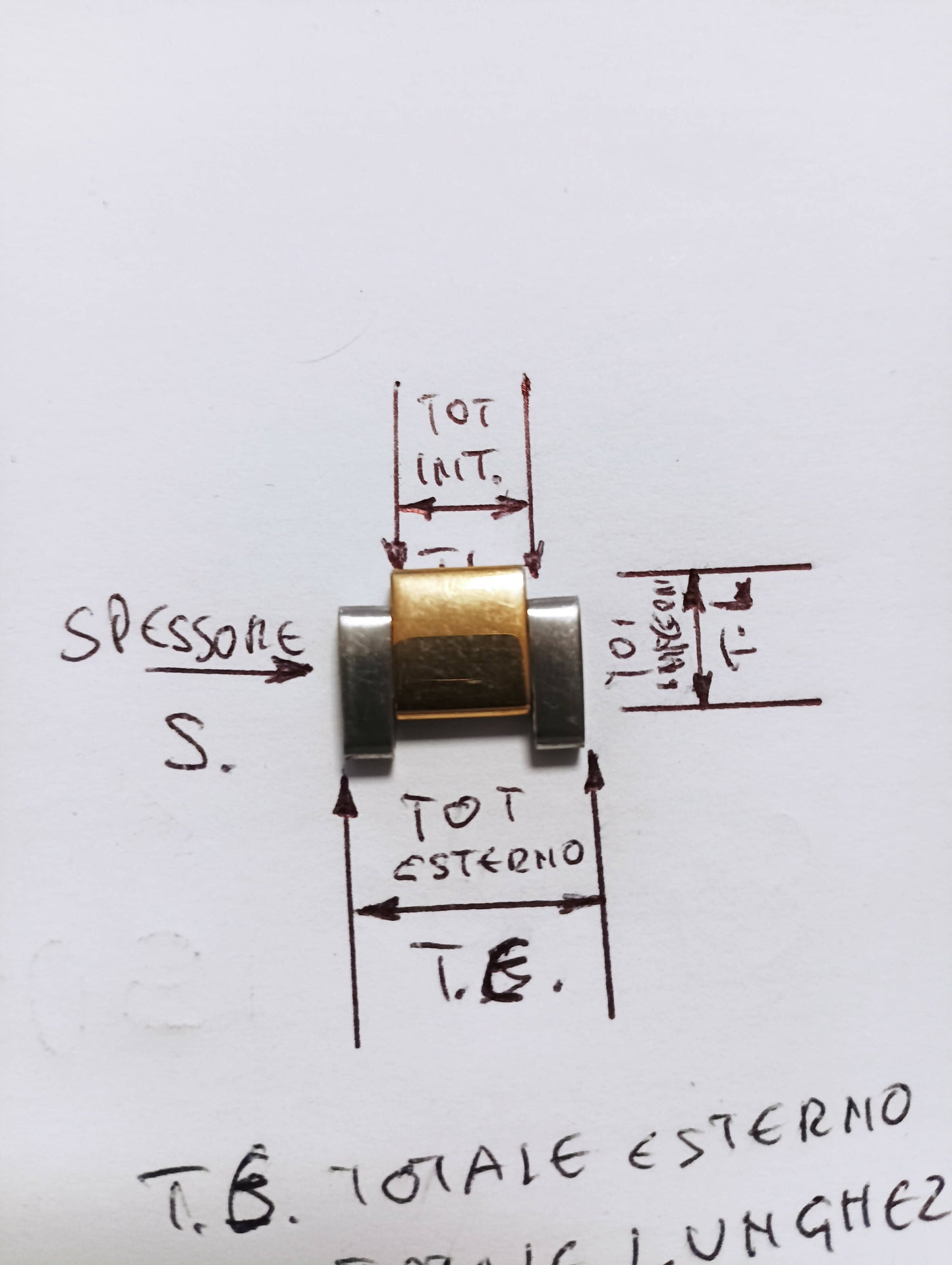 Maglia aggiuntiva per bracciale color acciaio e oro delle dimensioni di 15,77 m.m. larghezza esterna 8,81 m.m.larghezza interna spessore 3,0 m mm. Lunghezza maglia 9,96.