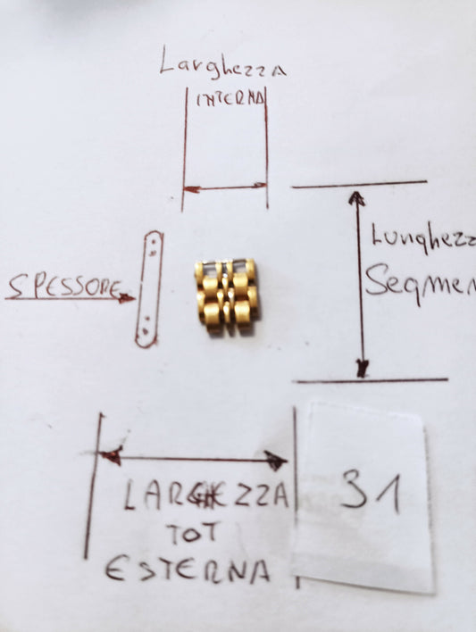 Maglia aggiuntiva per bracciale color oro con due segmenti dimensioni di larghezza totale 10 m.m. interno 7,7m.m. spessore 2,24 m.m. lunghezza segmento 5,17 ..