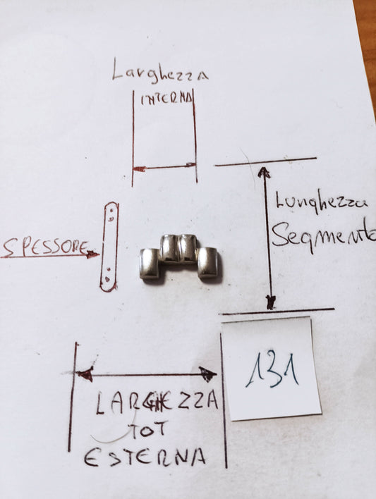 Maglia aggiuntiva per bracciale color acciaio dalle dimensioni di 17 m.m. larghezza esterna 8,1 m.m.larghezza interna spessore 3,5 m.m. lunghezza segmento 9,6 m.m.