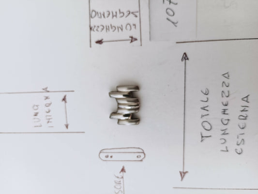 Maglia aggiuntiva per bracciale color acciaio e cromo, delle dimensioni di 16,20 m.m. larghezza massima e larghezza interna 11,34 m.m. spessore 4,44 m.m. lunghezza segmento 12,76 m.m.