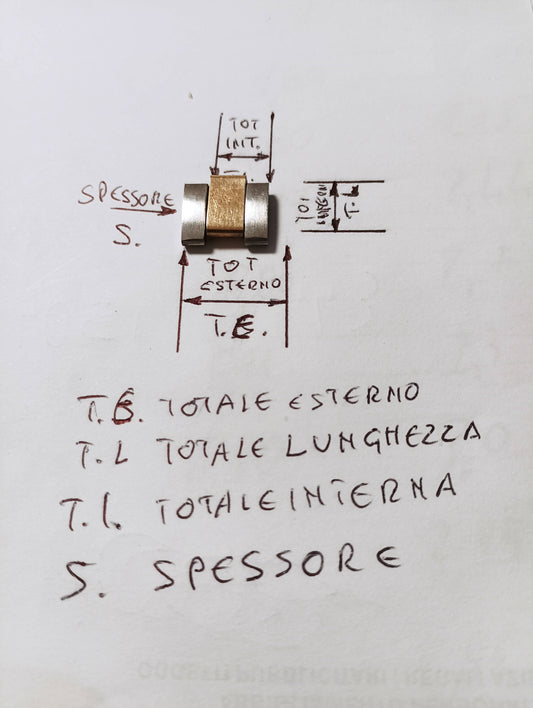 Maglia aggiuntiva per bracciale color acciaio e oro delle dimensioni di: 13,74 m.m. larghezza totale esterna,5,87 larghezza interna, spessore 3 m.m lunghezza segmento 19,81 ..