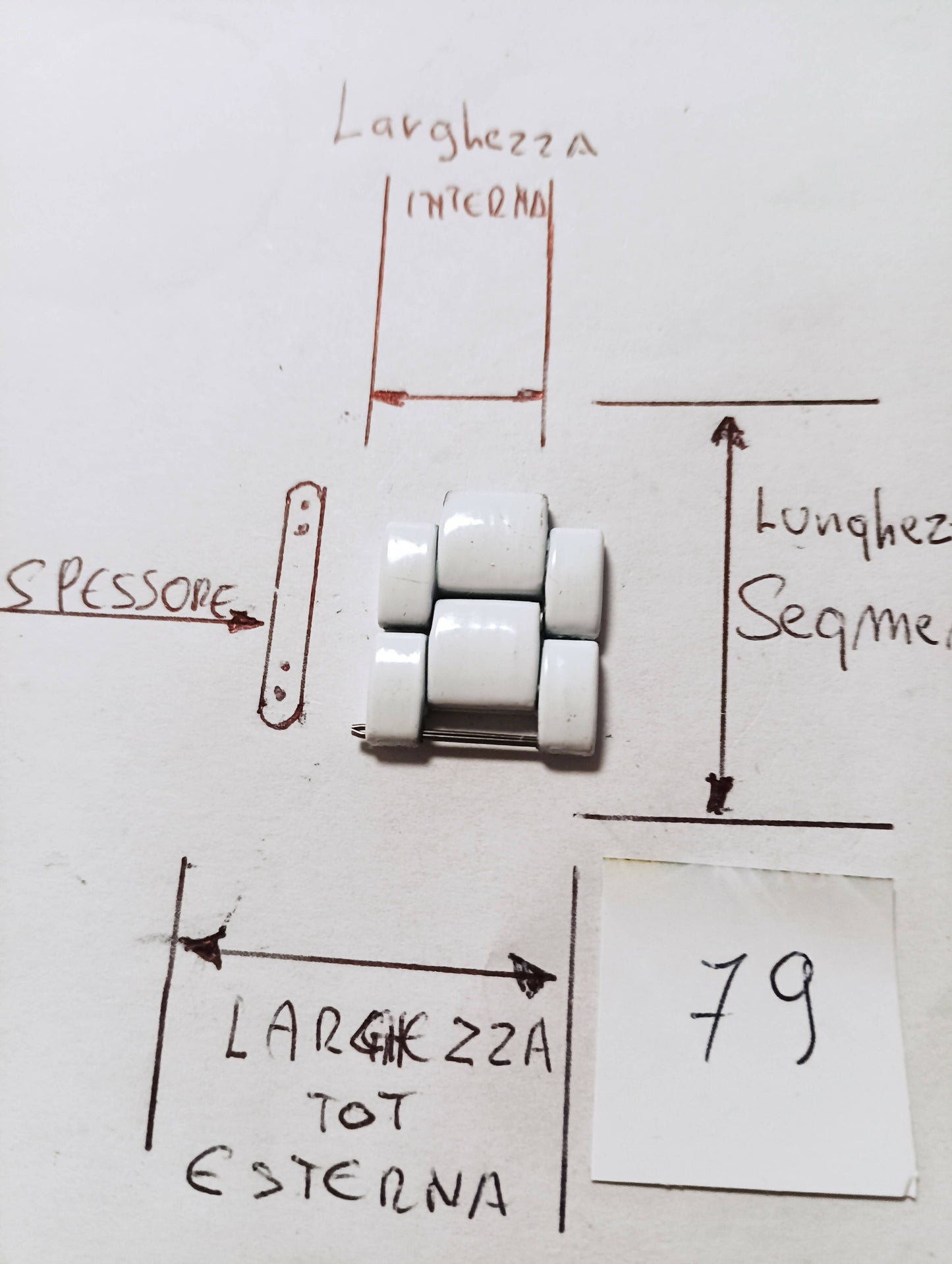 Maglia aggiuntiva per bracciale color bianco in acciaio, dalle dimensioni di 18,15m.m. di larghezza massima e di minima 8,86 m.m. spessore 3,40 m.m. larghezza Segmento 9,16 m.m.