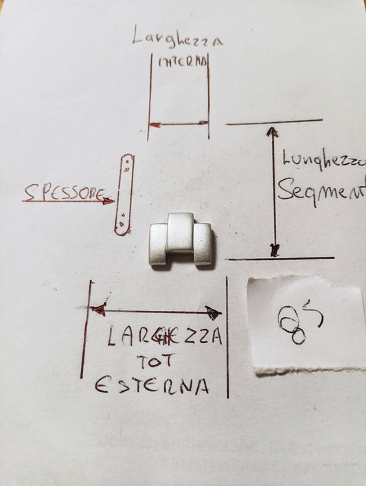 Maglia aggiuntiva per bracciale color grigio in materiale sintetico delle dimensioni di 13,90 m.m. larghezza massima e larghezza minima 6,02 m.m. spessore 3,46 m.m. larghezza Segmento 9,72m.m.