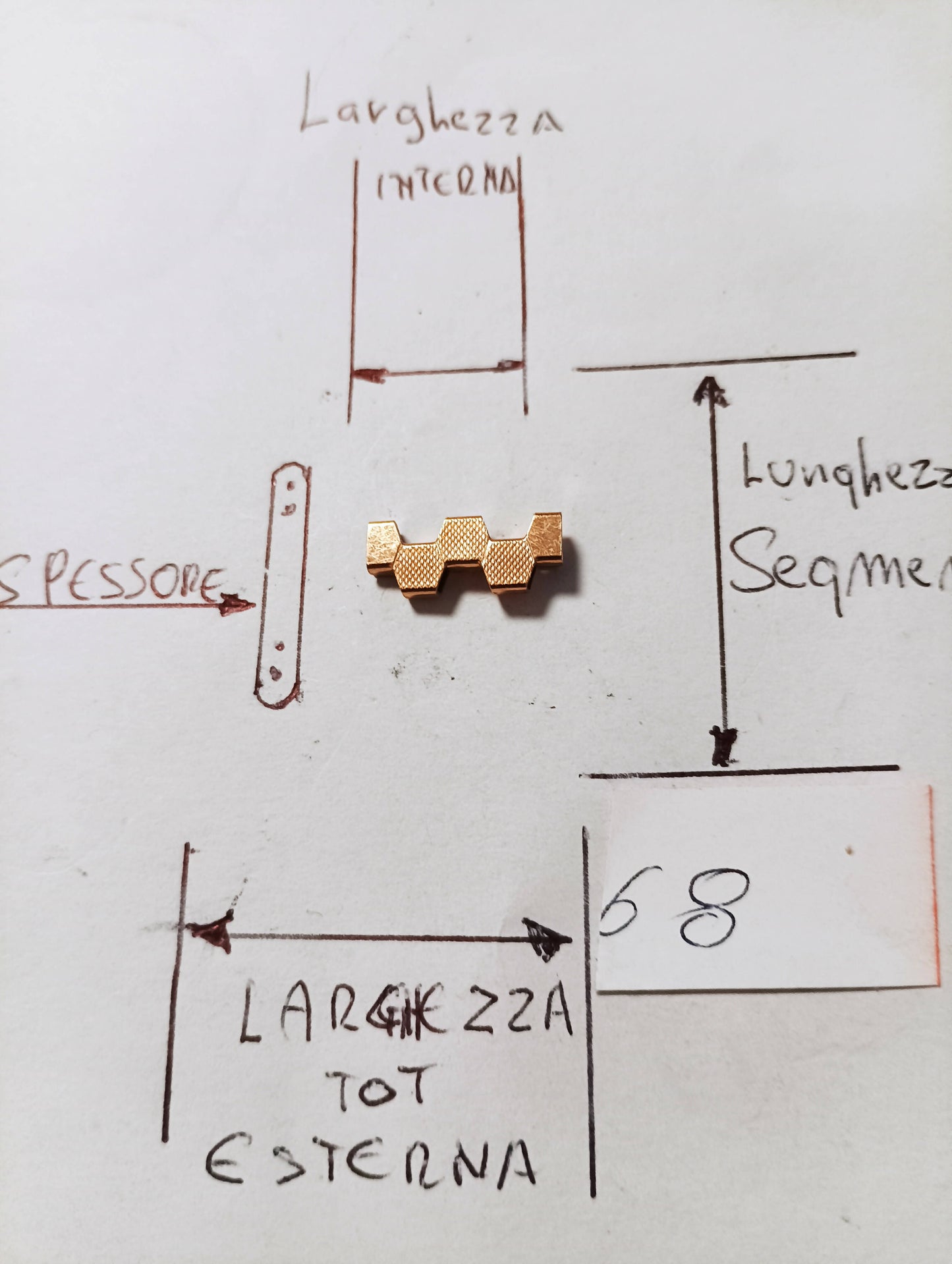 Maglia aggiuntiva per bracciale color oro delle dimensioni di 16 m.m. di larghezza massima e 10,39 m.m. di minima spessore 2,12 m.m. larghezza Segmento 4,4 m.m.